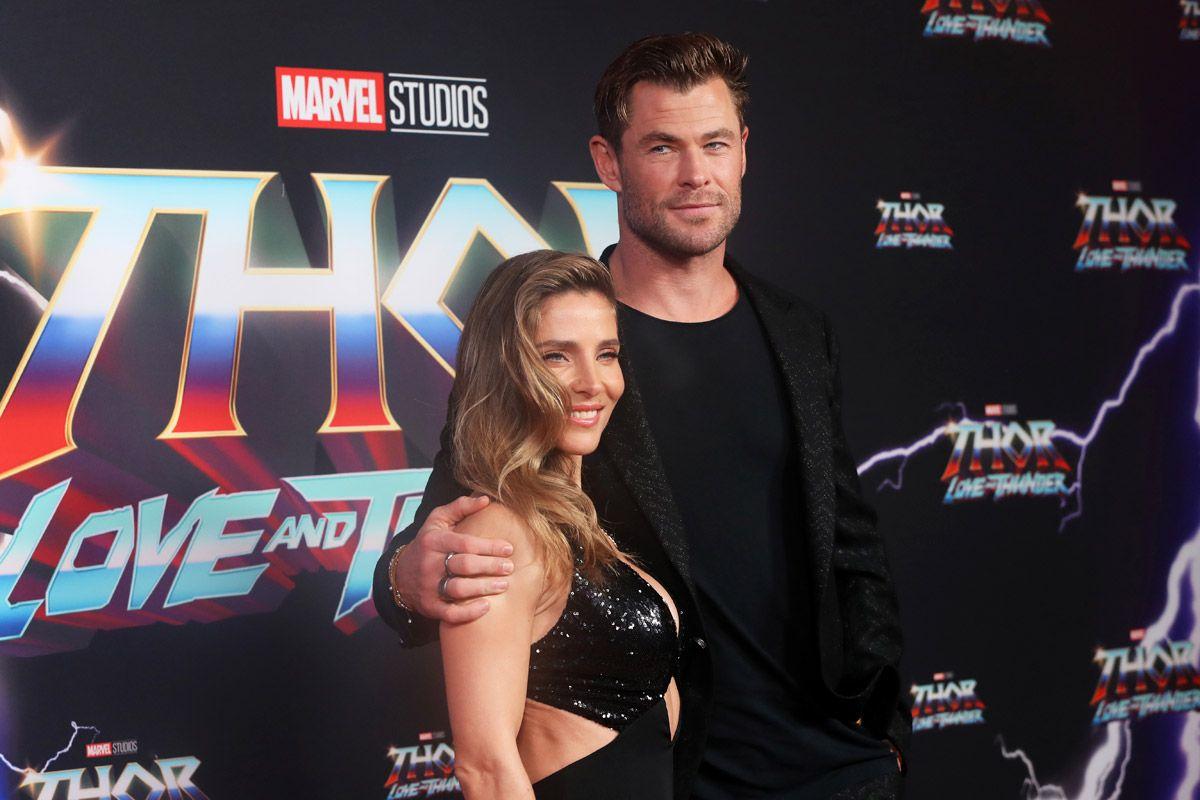 Elsa Pataky y Chris Hemsworth posan junto en el estreno de 'Thor: love and thunder' en Sidney