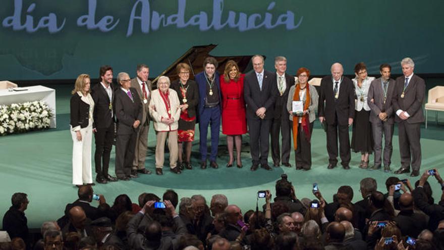 La presidenta de la Junta de Andalucía, Susana Díaz (c), posa junto a los galardonados al término del acto institucional de entrega de medallas y de títulos predilectos de la comunidad con motivo del Día de Andalucía, celebrado hoy en Sevilla.