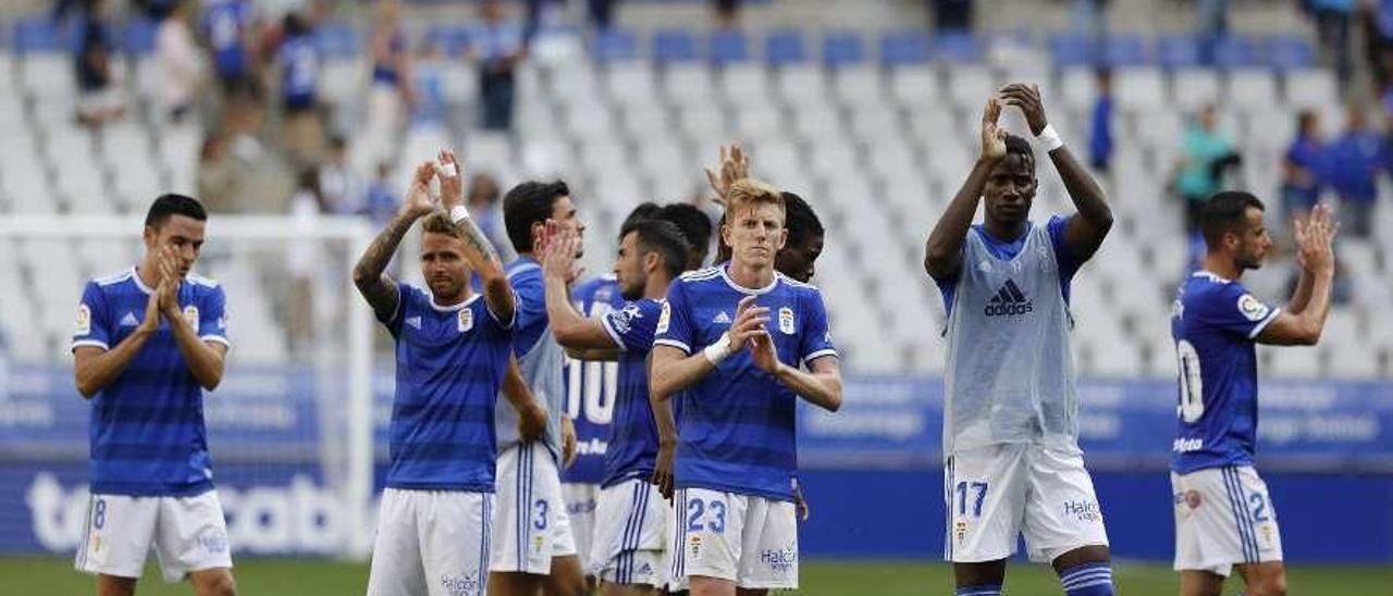 Los jugadores del Oviedo agradecen el apoyo del público del Tartiere después del encuentro ante el Elche.