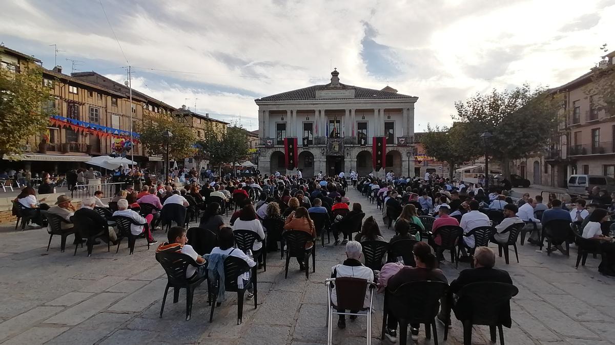 Los asistentes a la cata popular disfrutan de la degustación de vino en la Glorieta