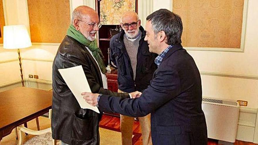 El alcalde, ayer, en el palacio municipal, con Vázquez Pozo y Campos Romay.