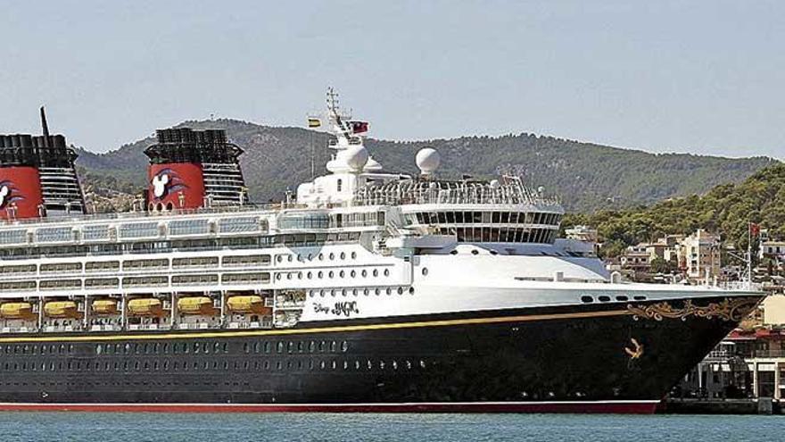 El &#039;Disney Magic&#039; atracado en el puerto de Palma.