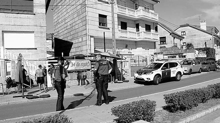 Agentes de la Guardia Civil en el lugar de los hechos.