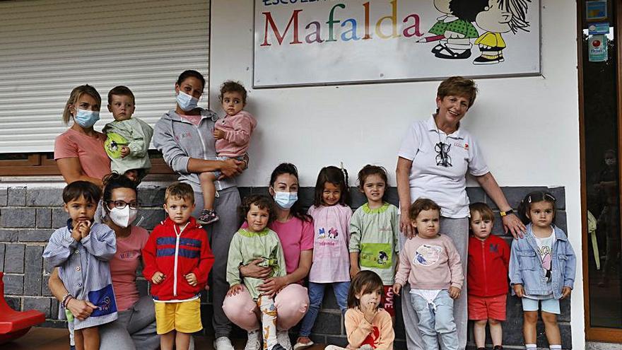 Arriba, de pie y por la izquierda, Nuria García, Curro Ferrao, Alejandra Álvarez, Naia García y Berta Avello. Agachados, Lucas García, Jenni Arias, Martín Gómez, Saúl Santoveña, Ana Fernández, Lola González, Gabriela Fueyo, Ariadna López, Teo Moro y Alexandra Cachero. Sentada, Maite Ben. | Luisma Murias