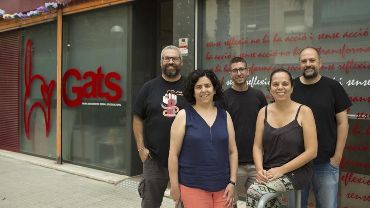 Miembros del colectivo GATS, impulsor del proyecto de telecomunicaciones Som Connexió, en su sede de Sant Cosme.
