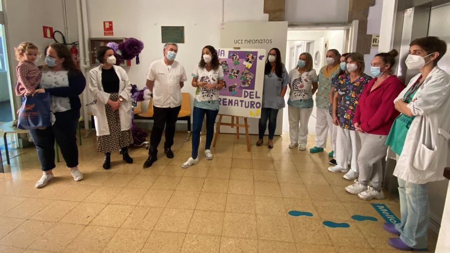 Participantes en el acto de entrega, con la neonatóloga Pilar Crespo en el centro, acompañada del jefe del servicio de Pediatría.