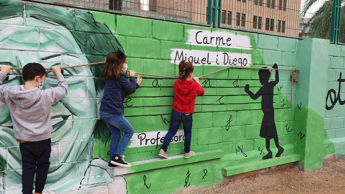 Carme Miquel és una de les protagonistes del mural.