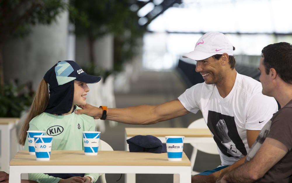 Nadal conoce a Anita, la niña a la que dio un pelotazo