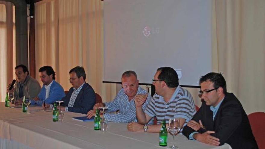 Por la izquierda, Alejandro Vega, Roberto Fernández, Óscar Buznego, Aladino Fernández, Isidro Álvarez y Fernando Rubiera, ayer, en la mesa redonda celebrada en Cabranes.