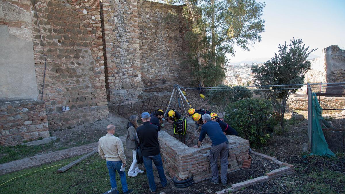 Los bomberos  inspeccionan dos pozos en la Alcazaba y Gibralfaro. Foto: Alejandro Santana Almendro