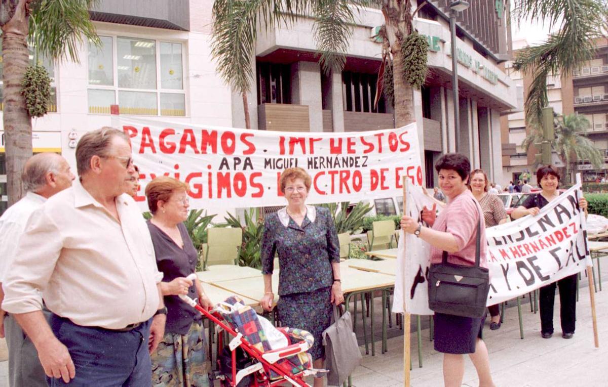 Manifestación por la construcción de un colegio en 1997.jpg Manifestación por la construcción de un colegio en 1997.jpg