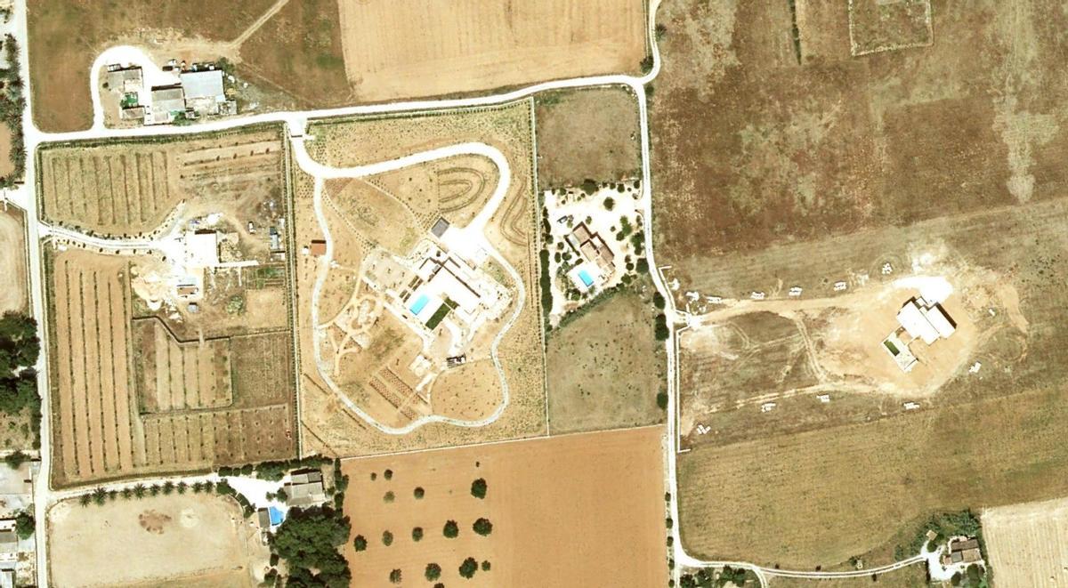 Foto aérea de Campos con varios chalés construidos en zona rústica inundable.