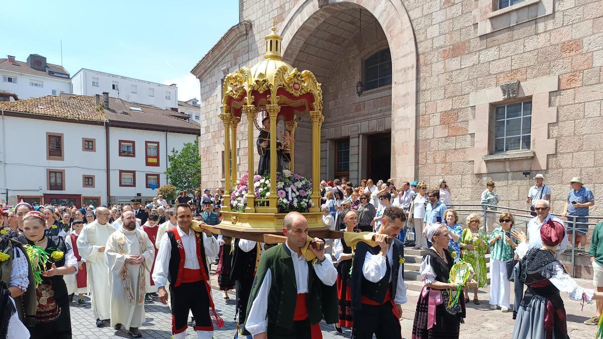 Procesión en una edición anterior de la fiesta de San Antoniu en Cangas de Onís.