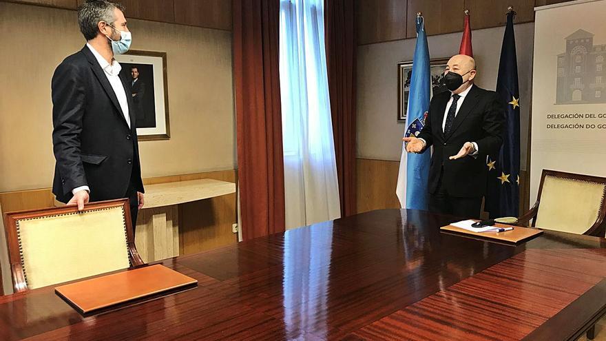 El alcalde de Vilagarcía, Alberto Varela, se reunió con el delegado del Gobierno, Javier Losada. | // CEDIDA