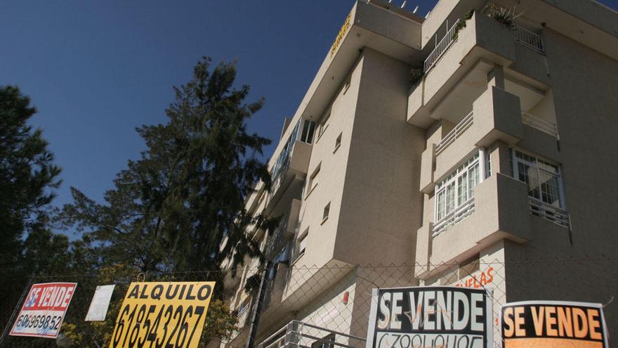 Anuncios de viviendas disponibles en Málaga capital, en una imagen de archivo.