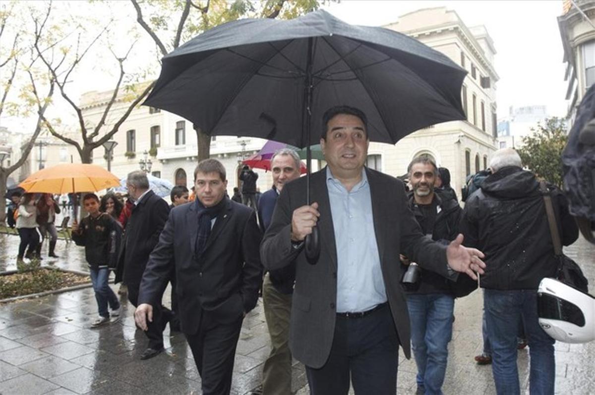 Manuel Bustos, alcalde de Sabadell, al sortir de l’ajuntament. Manuel Bustos, alcalde de Sabadell, al sortir de l’ajuntament.