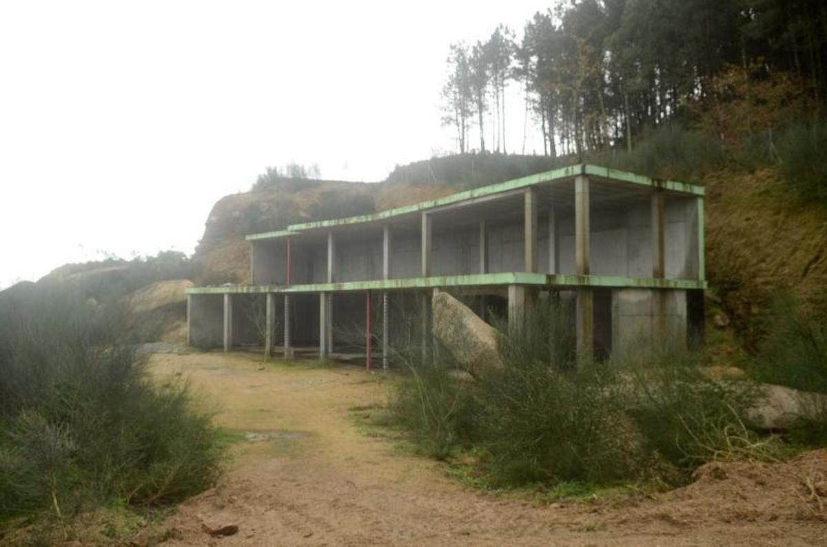 El parque acuático de Meis está a la espera de que la promotora retome las obras.
