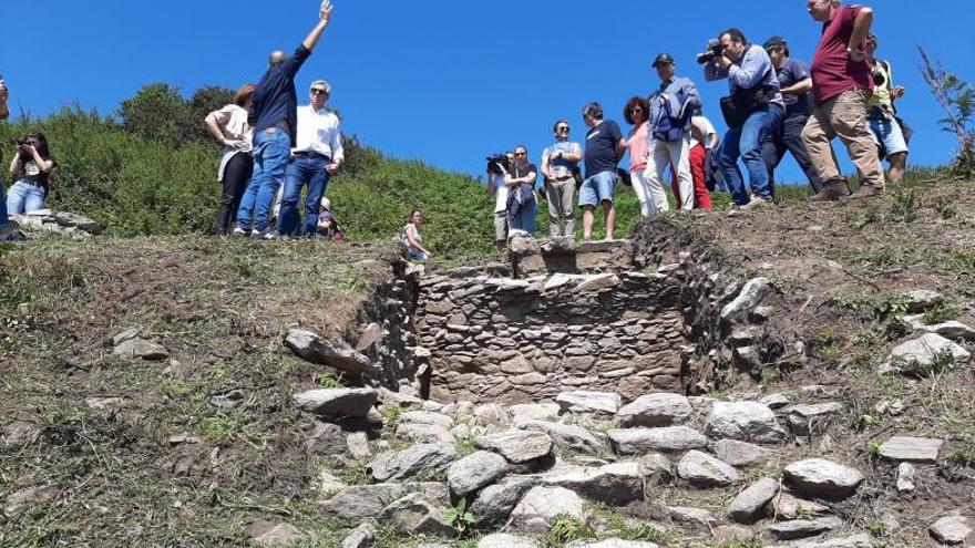 El arqueólogo Adolfo Fernández explica a Alfonso Rueda las características de la muralla defensiva, en otra de las zonas de excavación en Castelo dos Mouros.