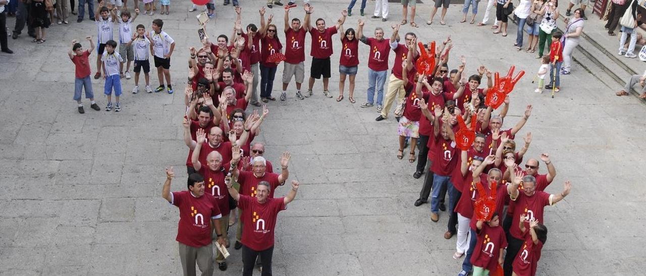 Voluntarios formando el símbolo de la candidatura de Cáceres a la Capitalidad Cultural Europea de 2016, en San Jorge.