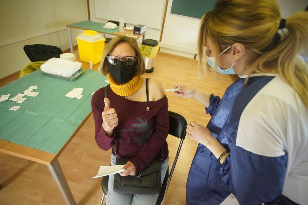 Llargues cues en la represa de la campanya d'AstraZeneca a Girona