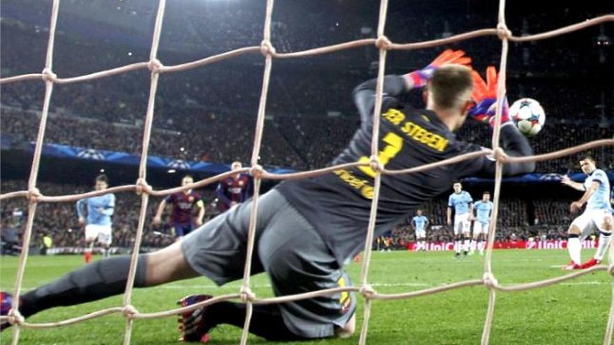 Ter Stegen atura un penal a Agüero a 13 minuts del final.