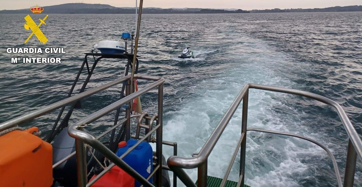 La Guardia Civil rescata en Ares al piloto de una moto de agua a punto de hundirse.