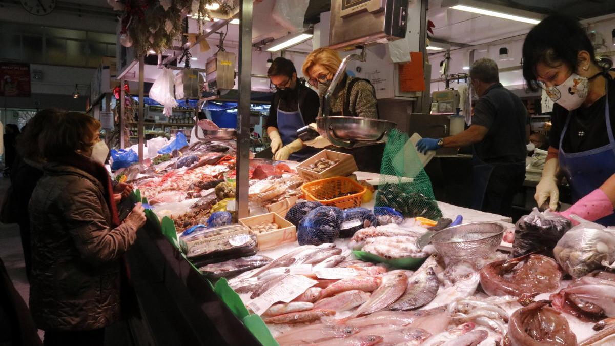 Pla detall d&#039;una peixateria del mercat del Lleó de Girona aquest 24 de desembre del 2020.