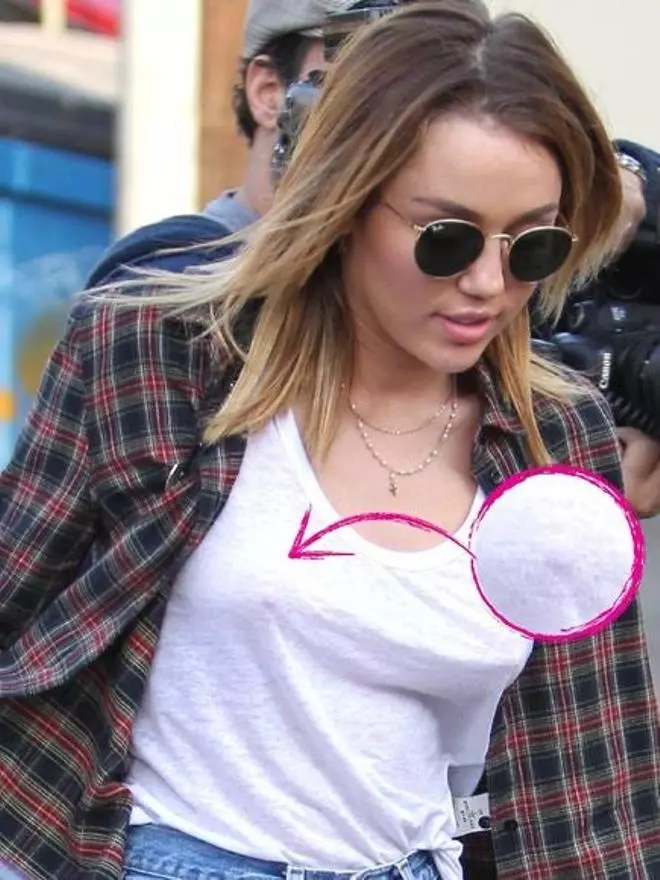 Miley Cyrus se olvida el sujetador en casa