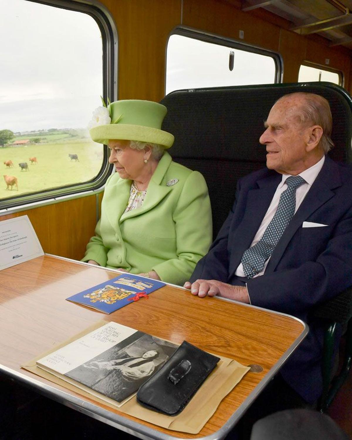 La Reina Isabel II y el Duque de Edimburgo en un viaje en tren