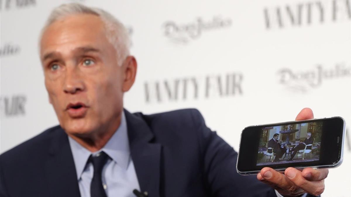 El periodista mexicano Jorge Ramos muestra en su móvil una imagen de la tensa entrevista que realizó a Maduro.