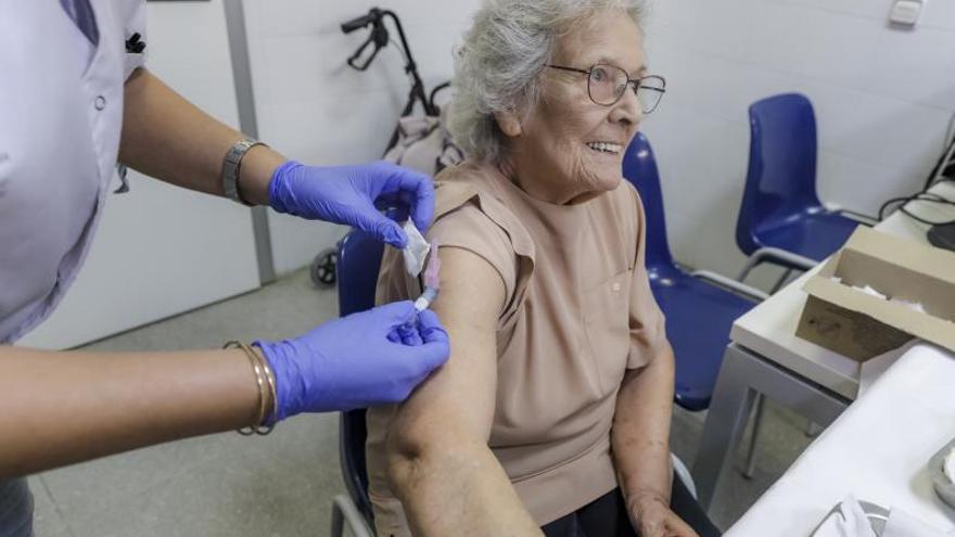 Única dosis para la gripe y la covid y foco en los fumadores en Baleares