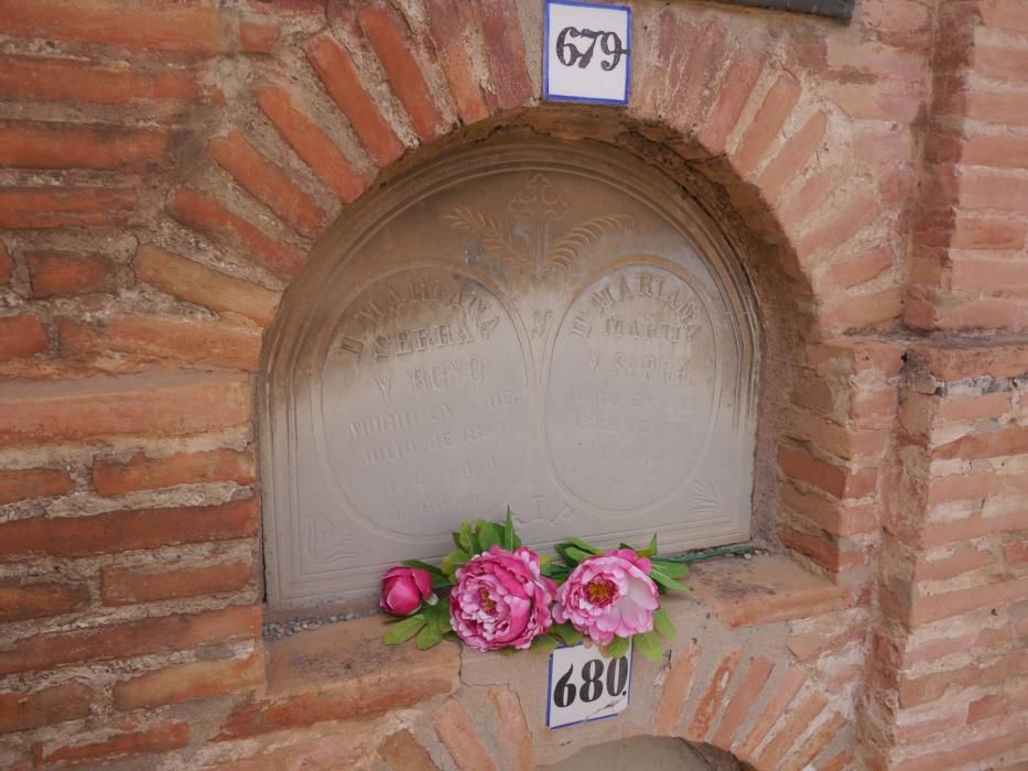 Homenaje a los enterrados más antguos en el cementerio de Valencia