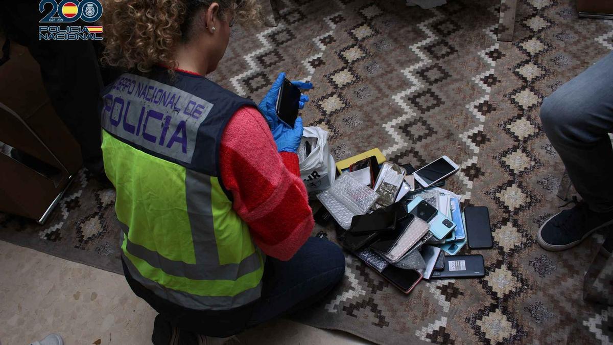 Una agente, en un momento de la investigación.