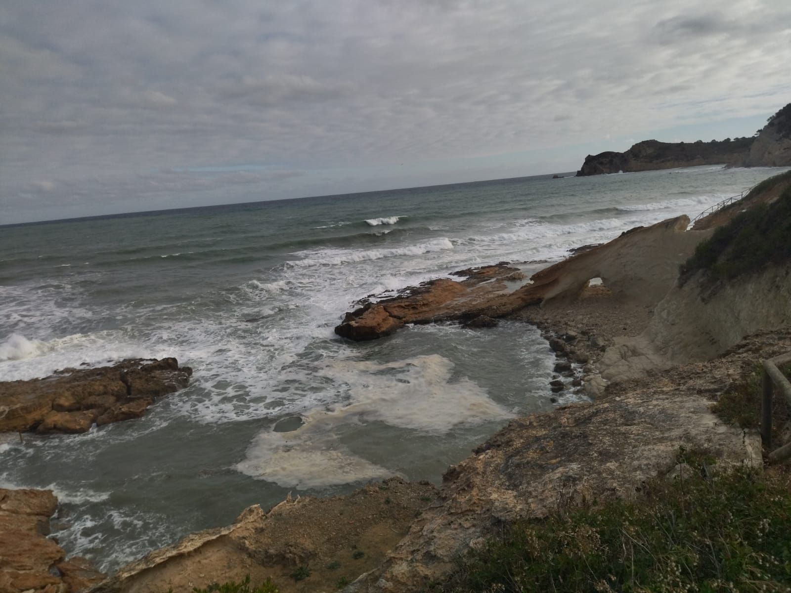 Las olas embisten con fuerza la costa de Xàbia.