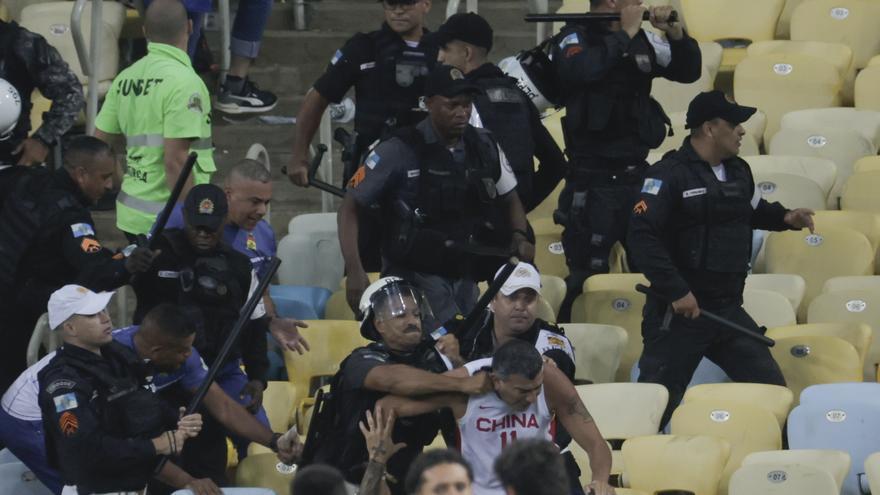 El Brasil-Argentina se suspendió temporalmente al retirarse Messi y sus compañeros por las agresiones a los hinchas argentinos