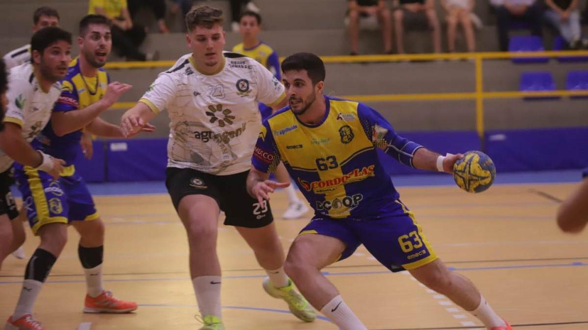 Sergio Fernández controla el balón en el partido contra el Abaranera.