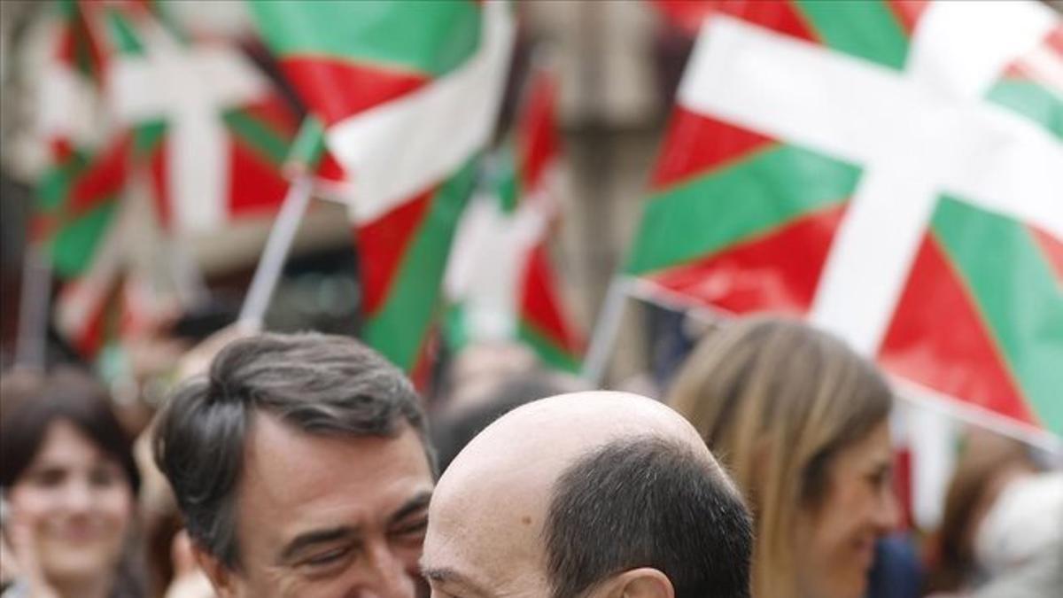 El presidente del PNV, Andoni Ortuzar, y el portavoz en el Congreso, Aitor Estaban, durante un acto electoral hace meses