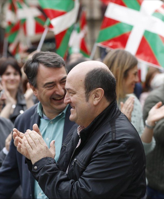 El presidente del PNV, Andoni Ortuzar, y el portavoz en el Congreso, Aitor Estaban, durante un acto electoral hace meses