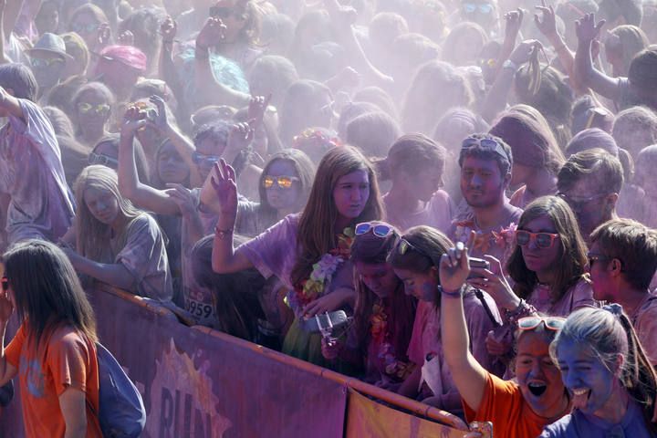 Así fue la Holi Run en Vigo