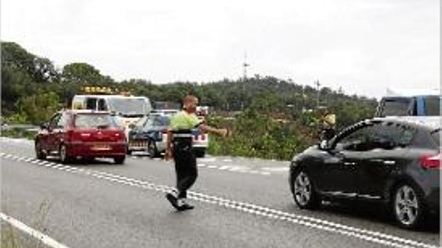 Mossos regulen el trànsit en el punt de l&#039;accident mortal.