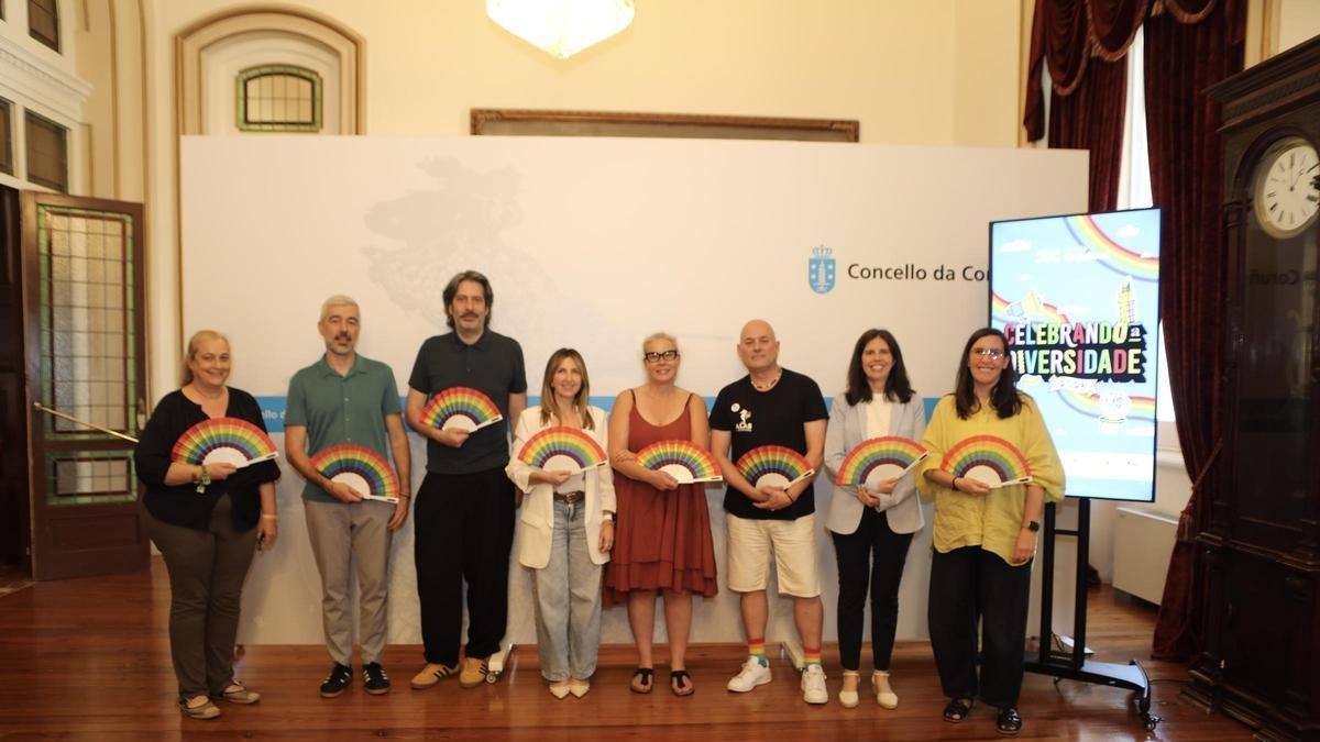 Presentación de los actos por el Día del Orgullo, con Nereida Canosa cuarta por la izquierda.
