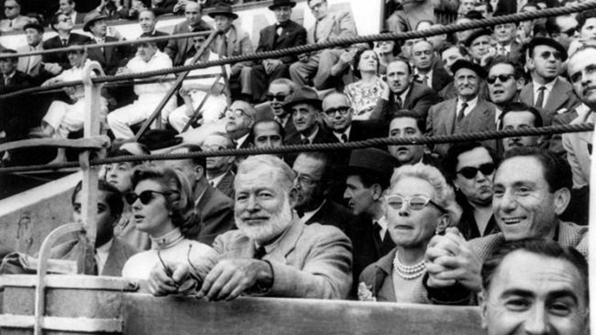 Hemingway, en el centro, en la plaza de toros de Valencia en una imagen tomada por Francisco Cano