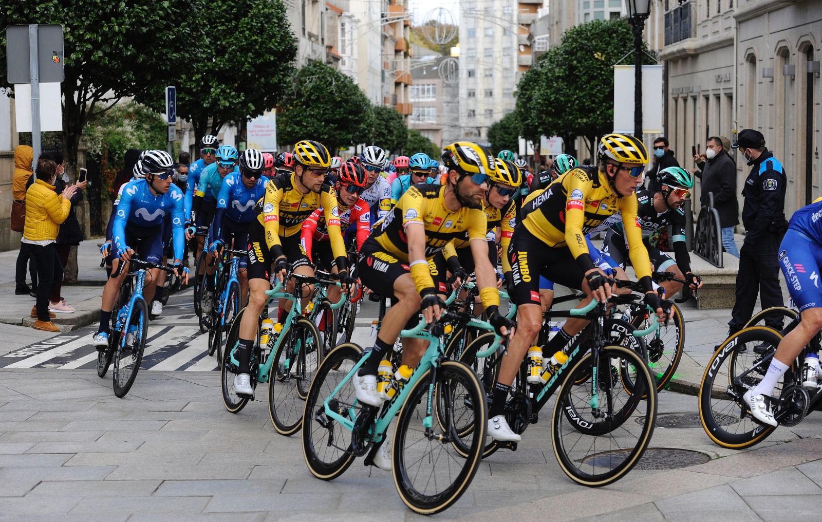 La serpiente multicolor de la Vuelta a España, a su paso por Galicia