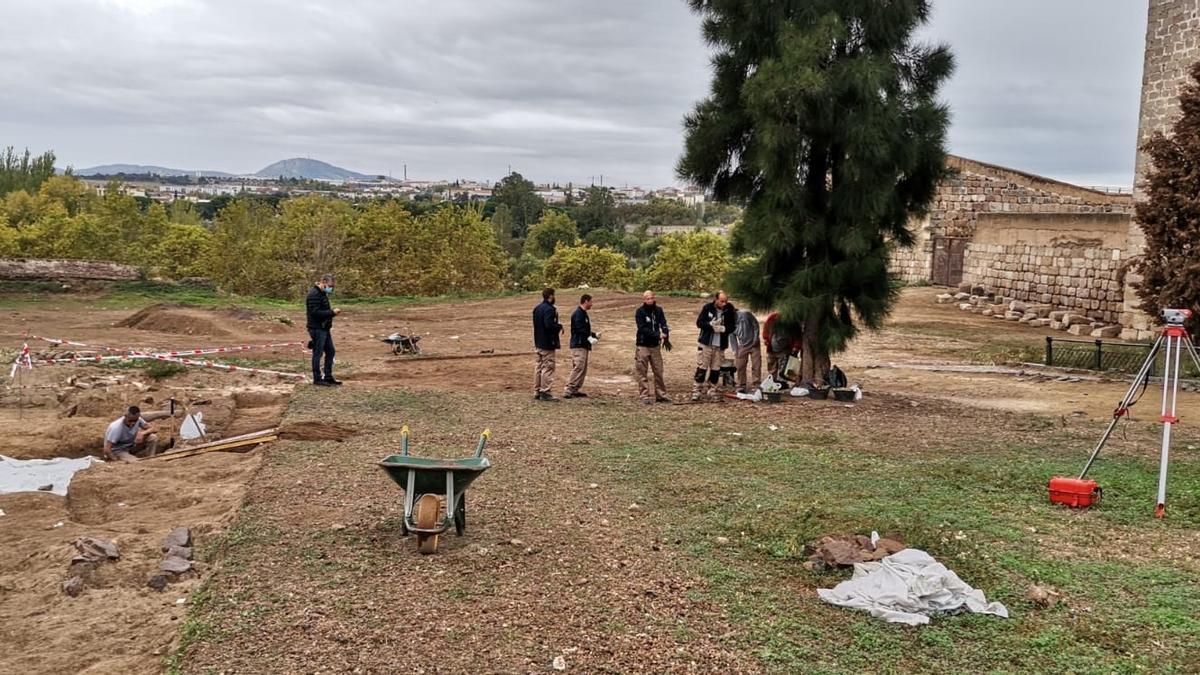 Alumnos de la escuela Barraeca que participan en unas excavaciones en la Huerta de Otero.