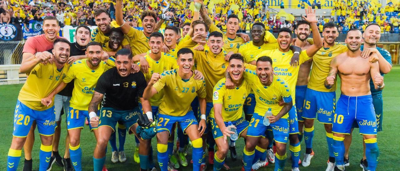 Los jugadores de la UD Las Palmas celebran la victoria ante el CD Tenerife en el Estadio de Gran Canaria el pasado 16 de octubre. | | ANDRÉS CRUZ