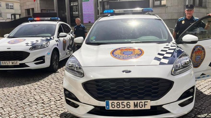 Agentes de la Policía Local de Ames con los nuevos vehículos / concello