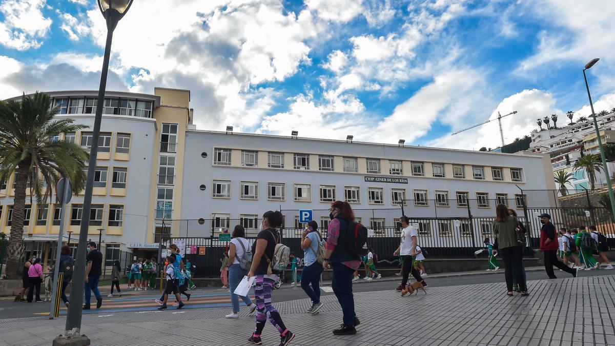 Calle cerrada al tráfico en el colegio Giner de los Ríos gracias al plan de urbanismo táctico.