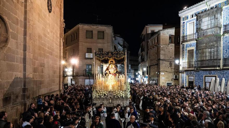 Vídeo | Tras dos años de espera, la procesión de la Esperanza vuelve a Cáceres
