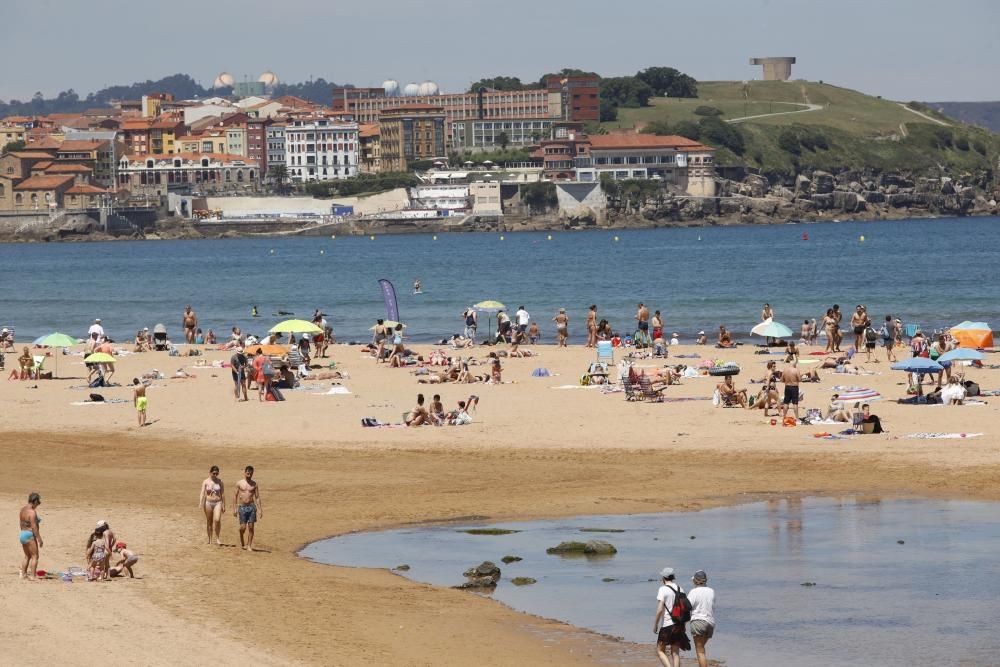 Cerrada la playa de San Lorenzo por completar su aforo de bañistas