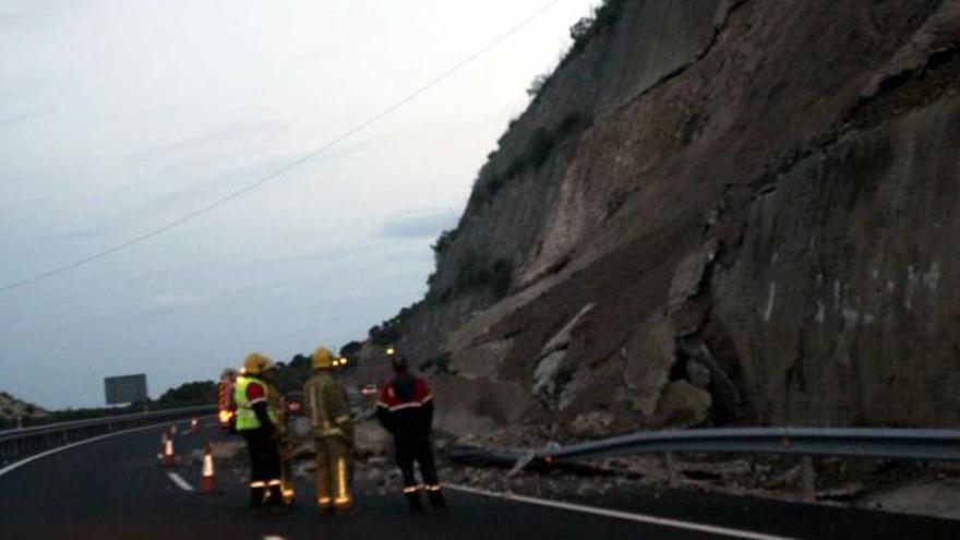 El desprendimiento obligó a cortar un carril en sentido Alicante a lo largo de 3 kilómetros.